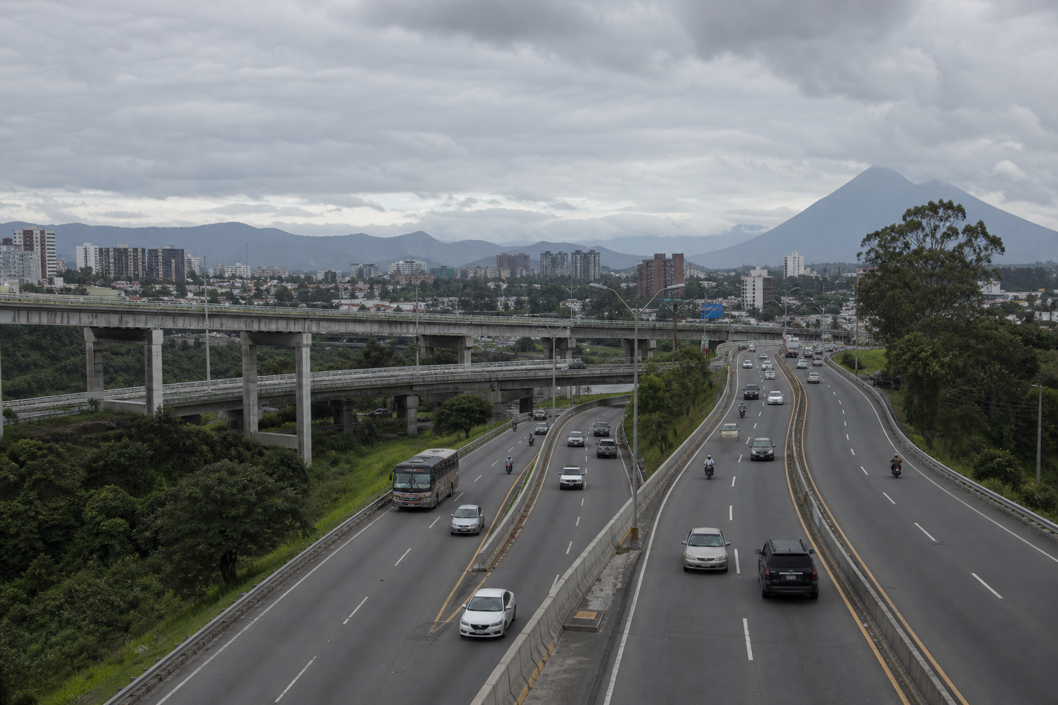 Autopistas que parten el barrio